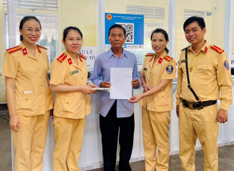 Người đàn ông vui mừng khi được CSGT trả lại túi tiền đánh rơi -0