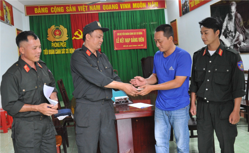 Thượng sỹ CSCĐ nhặt được tài sản trả lại người đánh rơi -0