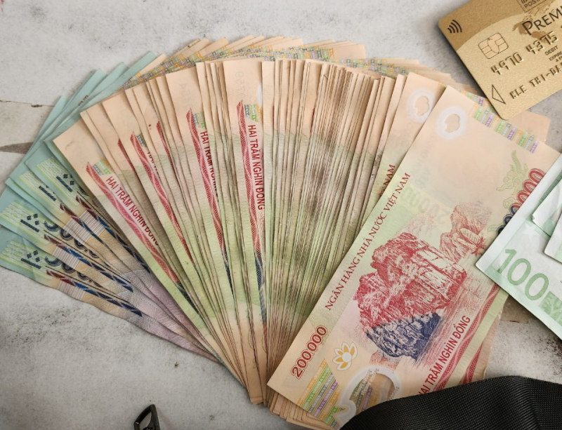 Một du khách người Pháp xúc động khi được Công an mời đến nhận lại tài sản đánh rơi -1