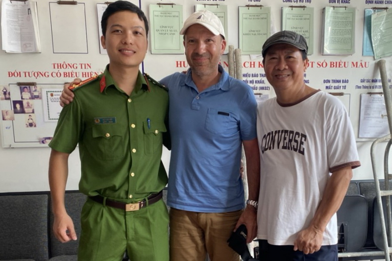 Một du khách người Pháp xúc động khi được Công an mời đến nhận lại tài sản đánh rơi -0