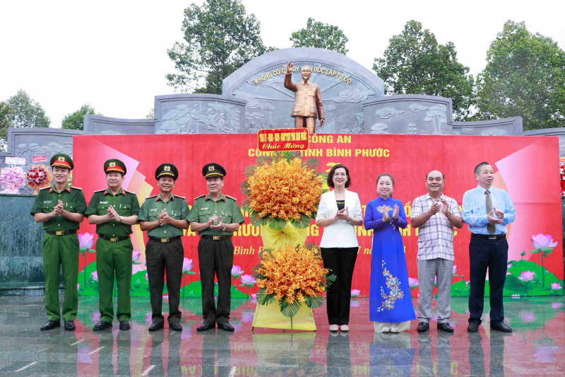 Khánh thành tượng đài Chủ tịch Hồ Chí Minh tại Công an tỉnh Bình Phước -0