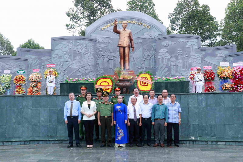 Khánh thành tượng đài Chủ tịch Hồ Chí Minh tại Công an tỉnh Bình Phước -0