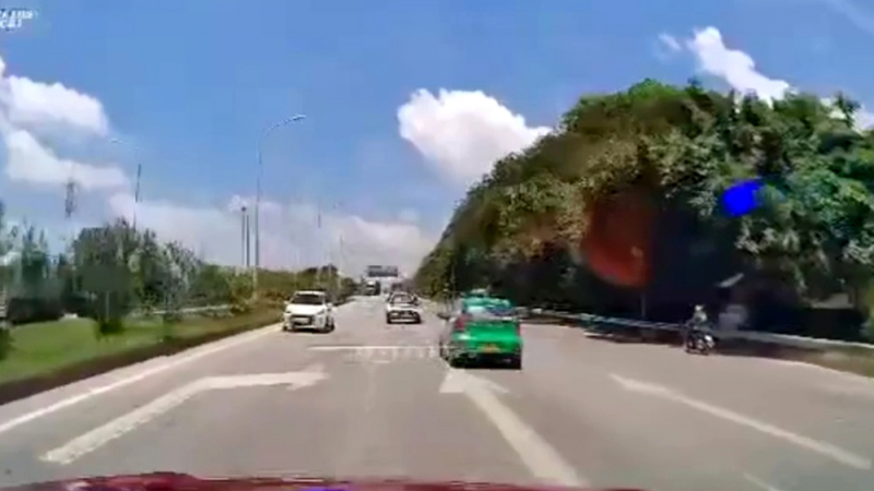 Bị phạt 17 triệu, tước bằng lái vì đi 