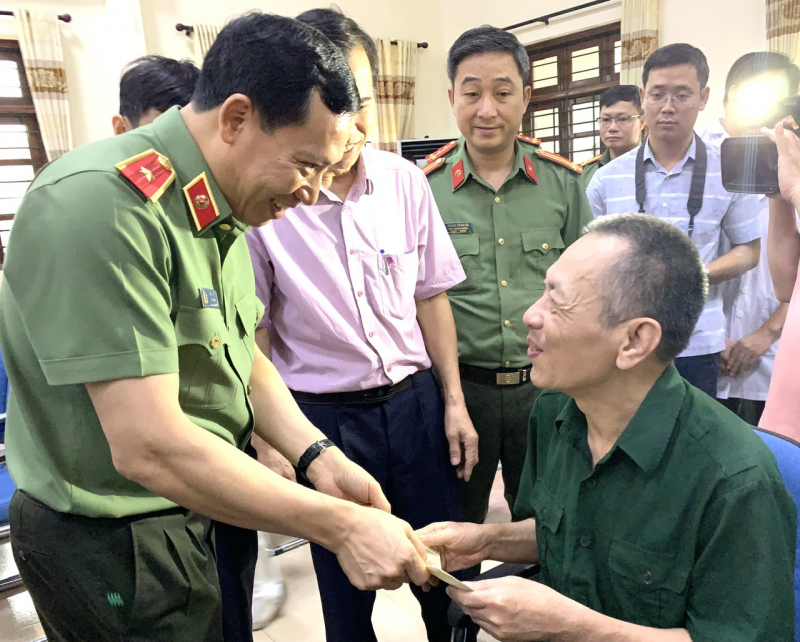 Thứ trưởng Lê Văn Tuyến thăm, trao quà Trung tâm điều dưỡng thương binh Duy Tiên và Kim Bảng -0