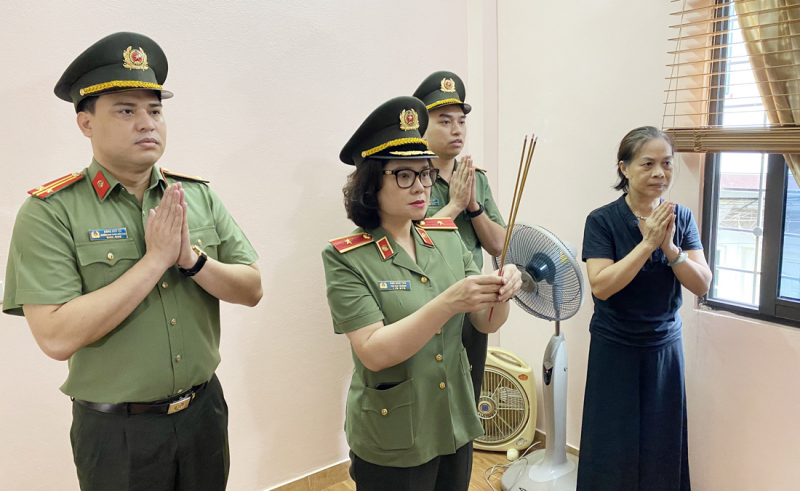 Ban Thanh niên CAND thăm hỏi, động viên thân nhân các gia đình liệt sĩ CAND -1