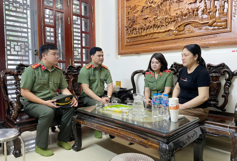 Ban Thanh niên CAND thăm hỏi, động viên thân nhân các gia đình liệt sĩ CAND -1