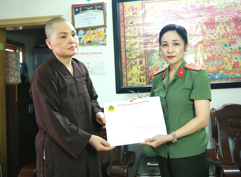 Món quà nghĩa tình gửi tặng gia đình các liệt sĩ -0