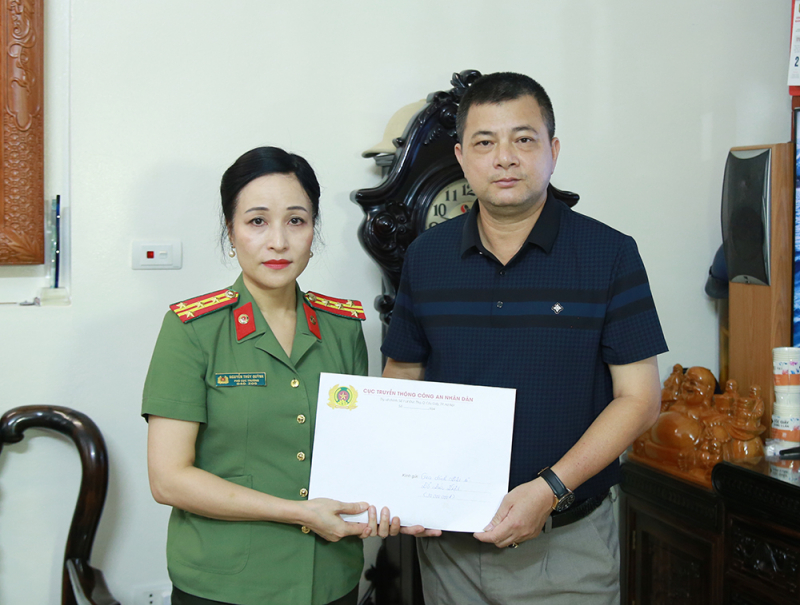 Món quà nghĩa tình gửi tặng gia đình các liệt sĩ -2