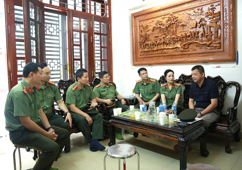 Món quà nghĩa tình gửi tặng gia đình các liệt sĩ -1