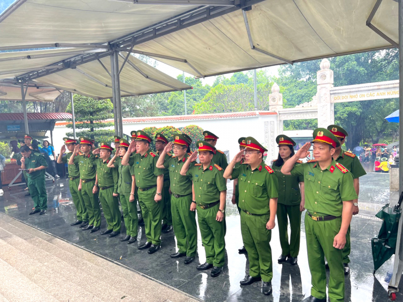 Cục Cảnh sát QLHC về TTXH Bộ Công an dâng hoa, dâng hương tại Khu di tích Ngã ba Đồng Lộc -0