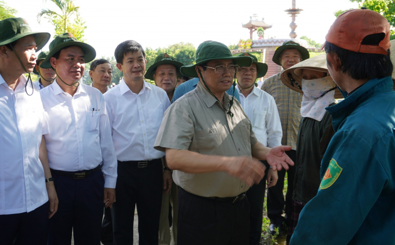 Thủ tướng Chính phủ dâng hương các anh hùng liệt sĩ và thăm hỏi người dân Quảng Trị  -0