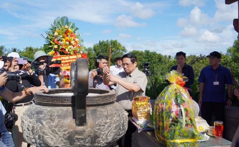 Thủ tướng Chính phủ dâng hương các anh hùng liệt sĩ và thăm hỏi người dân Quảng Trị  -0