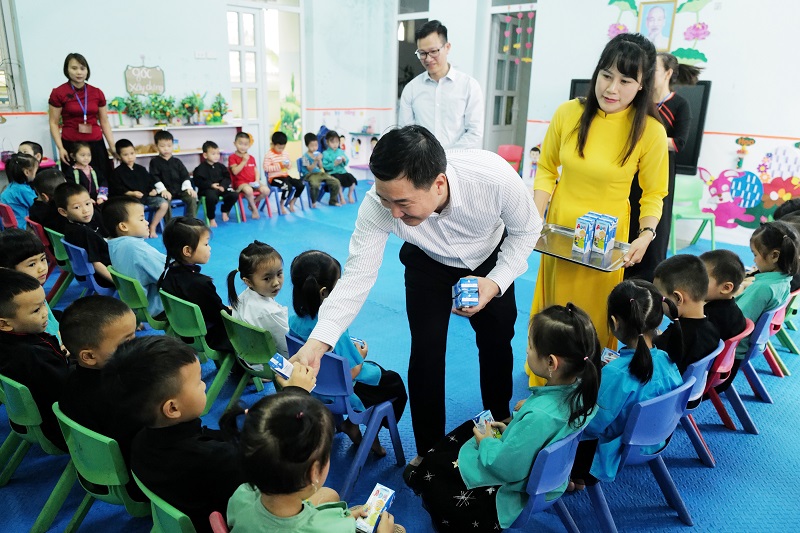 Quỹ sữa Vươn cao Việt Nam 2023: Hơn 1 triệu hộp sữa cho ngày tựu trường -0