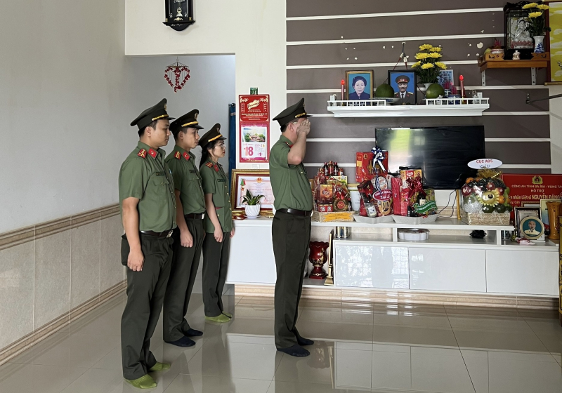  Cục An ninh mạng và Phòng, chống tội phạm sử dụng công nghệ cao đồng hành, chia sẻ nỗi đau với gia đình liệt sĩ, cán bộ bị thương ở Đắc Lắk -0