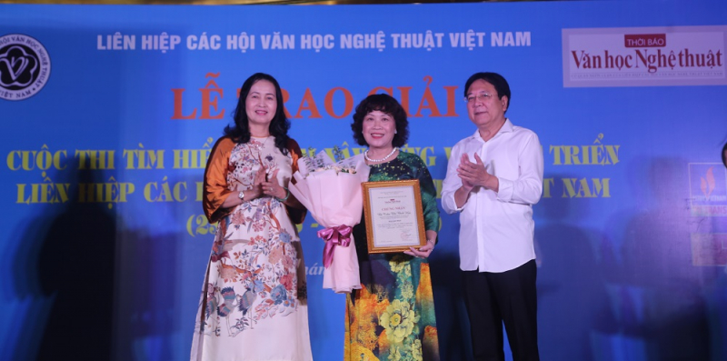 Tôn vinh sự hy sinh xương máu của các văn nghệ sĩ liệt sĩ  -0