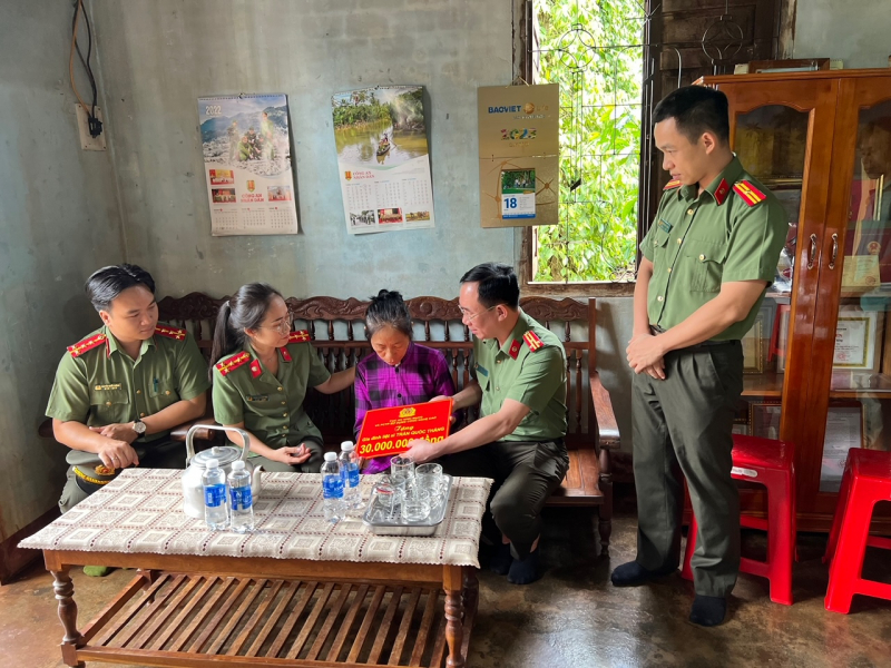  Cục An ninh mạng và Phòng, chống tội phạm sử dụng công nghệ cao đồng hành, chia sẻ nỗi đau với gia đình liệt sĩ, cán bộ bị thương ở Đắc Lắk -0