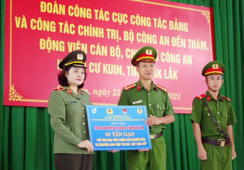 Các tổ chức đoàn thể CAND tri ân các gia đình thương binh, liệt sĩ tại Đắk Lắk -0