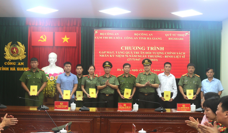 Cụm thi đua số 6 - Bộ Công an về Hà Giang tri ân các anh hùng, liệt sĩ -1