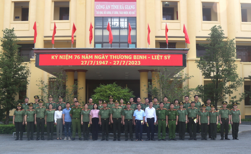 Cụm thi đua số 6 - Bộ Công an về Hà Giang tri ân các anh hùng, liệt sĩ -0