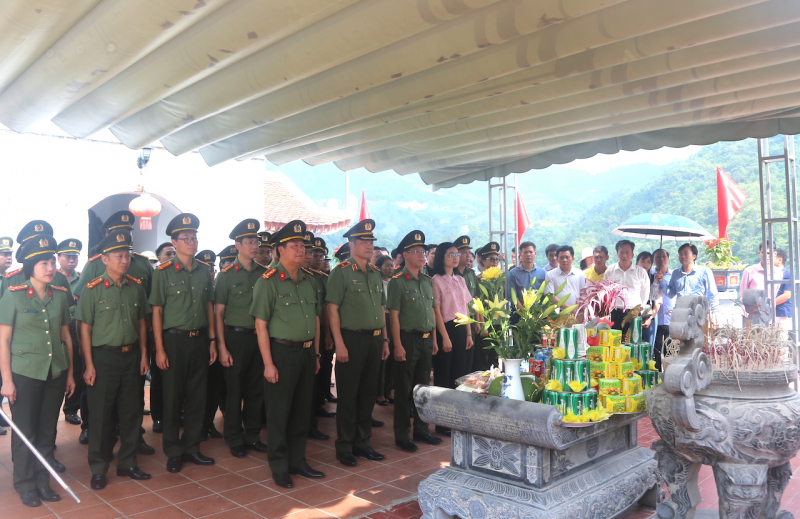 Cụm thi đua số 6 - Bộ Công an về Hà Giang tri ân các anh hùng, liệt sĩ -0
