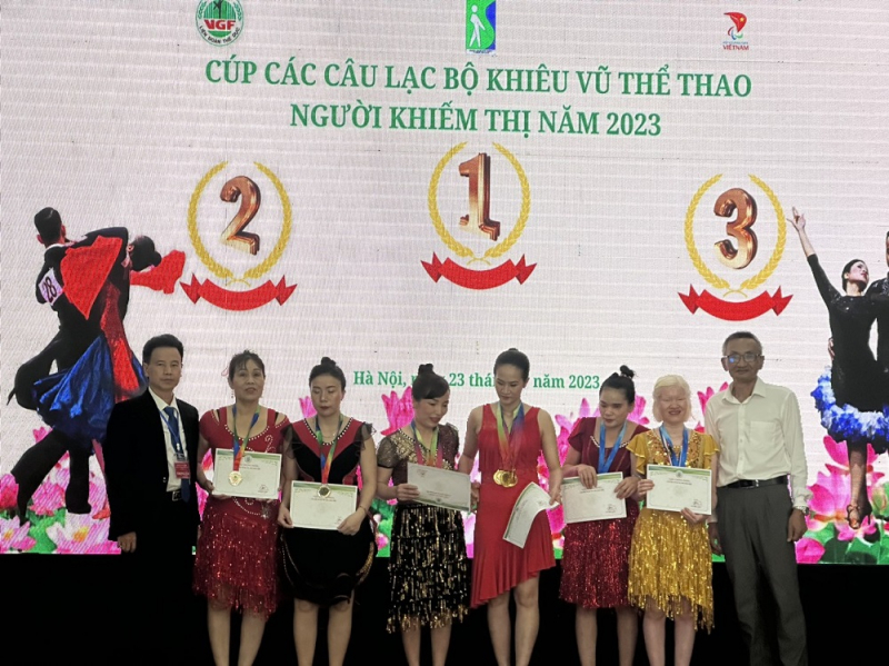 Sôi động những bước nhảy của người khiếm thị -0