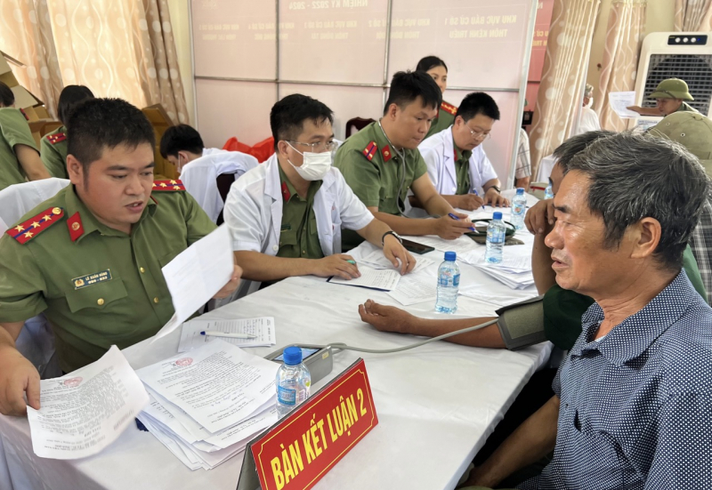 Bệnh viện Y học cổ truyền Bộ Công an khám bệnh miễn phí, tri ân người có công -0