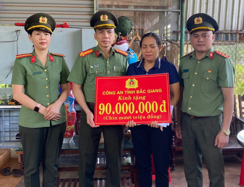Công an tỉnh Bắc Giang: Thăm, tặng quà gia đình liệt sỹ, thương binh ở Đắk Lắk -0