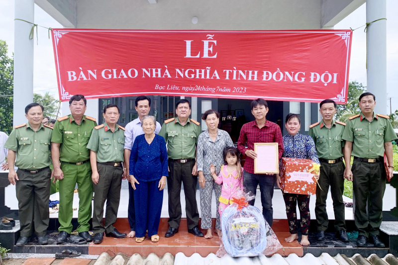 Công an Bạc Liêu trao tặng 16 nhà Nghĩa tình đồng đội cho thân nhân liệt sỹ CAND -0