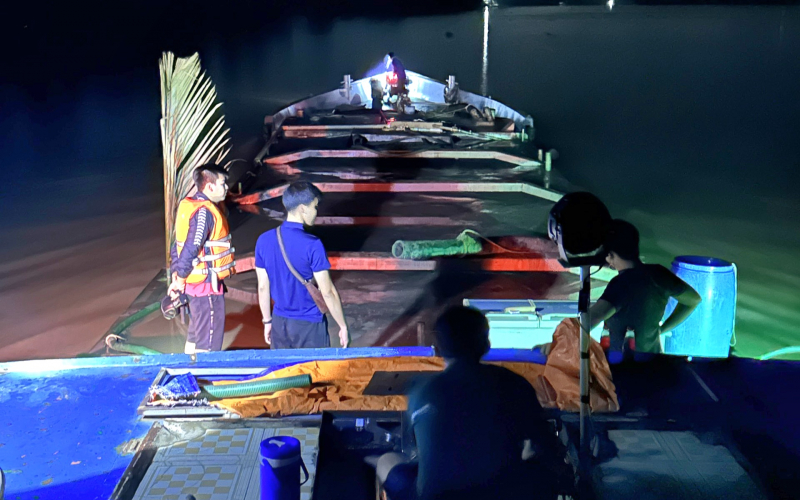 Bắt quả tang tàu sắt chở cát không rõ nguồn gốc trên sông Hàm Luông -0