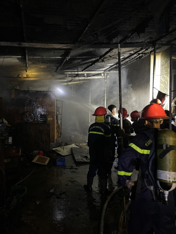 Cảnh sát phòng cháy, chữa cháy kịp thời giải cứu 3 người trong hỏa hoạn -0