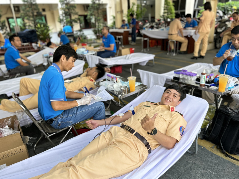 Những người lính áo vàng chung tay chia sẻ những giọt máu đào -0