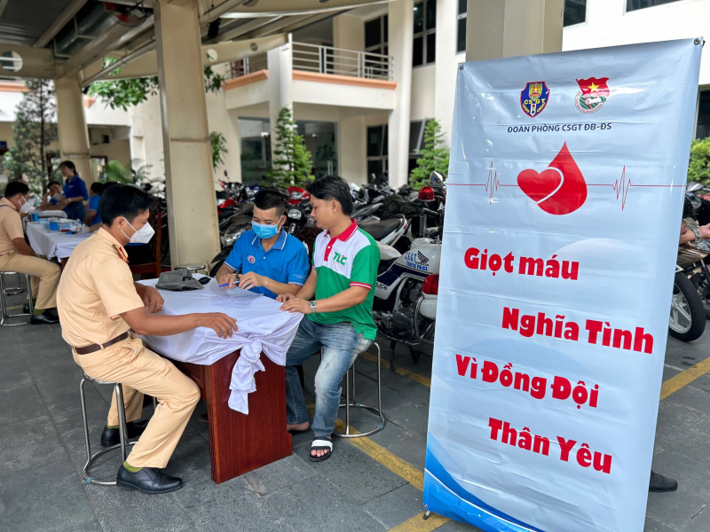 Những người lính áo vàng chung tay chia sẻ những giọt máu đào -0