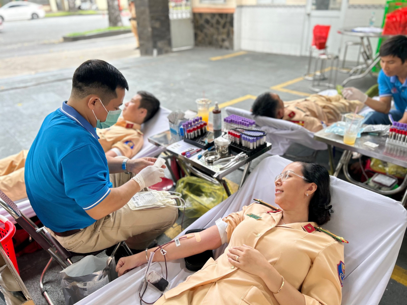 Những người lính áo vàng chung tay chia sẻ những giọt máu đào -0