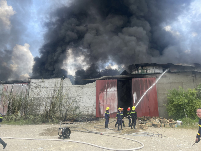 Chữa cháy nhà kho, 8 Cảnh sát cứu hoả nhập viện  -0