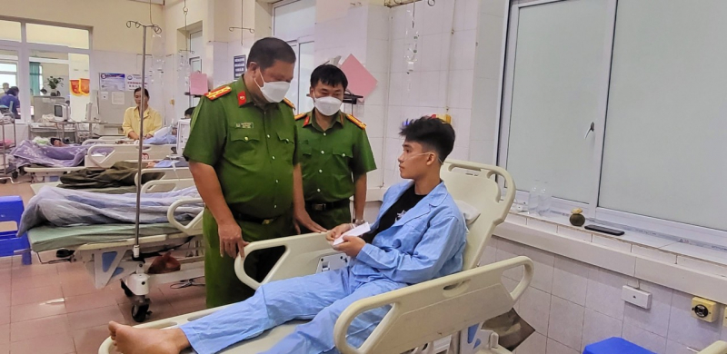 Chữa cháy nhà kho, 8 Cảnh sát cứu hoả nhập viện  -0