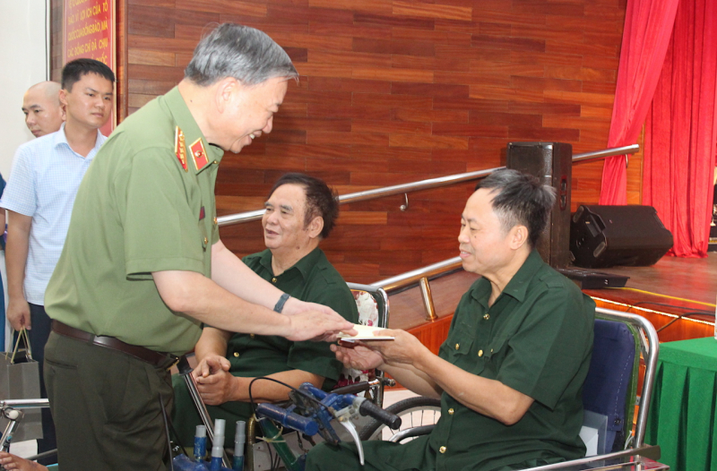 Lực lượng CAND luôn ghi nhớ công ơn và tỏ lòng 