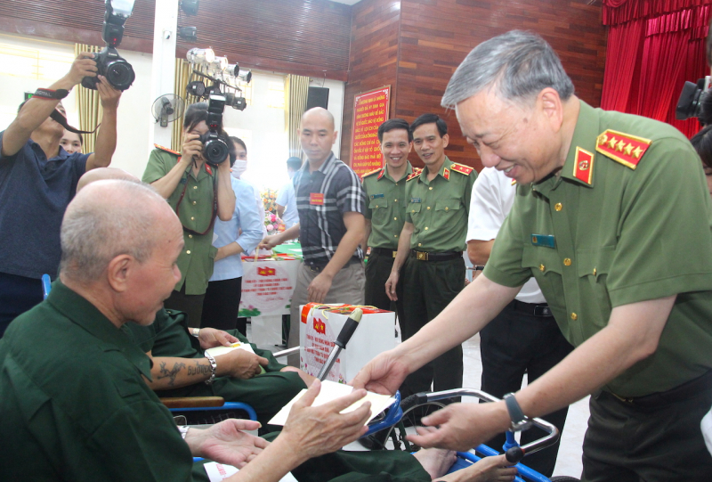 Lực lượng CAND luôn ghi nhớ công ơn và tỏ lòng 