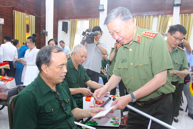 Lực lượng CAND luôn ghi nhớ công ơn và tỏ lòng 