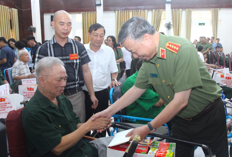 Lực lượng CAND luôn ghi nhớ công ơn và tỏ lòng 