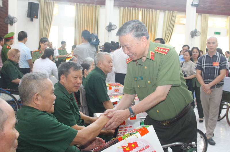 Lực lượng CAND luôn ghi nhớ công ơn và tỏ lòng 