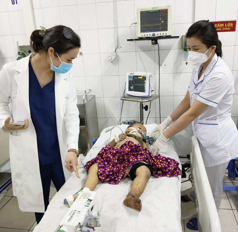 Rắn hổ mang bò vào giường cắn bé 2 tuổi nguy kịch -0