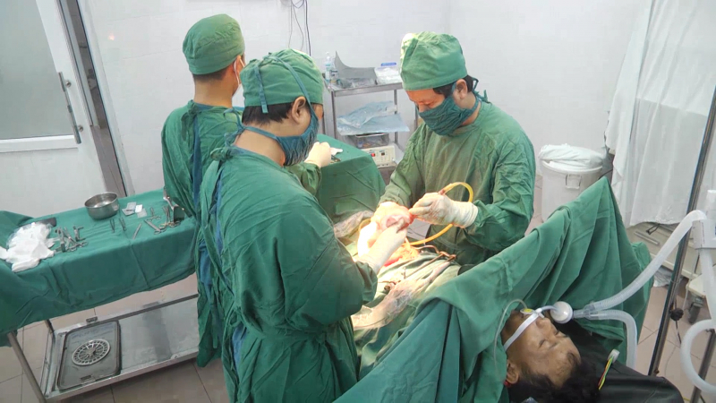 Bị cướp cò khi dùng súng tự chế, nạn nhân trúng đạn xuyên ổ bụng -0