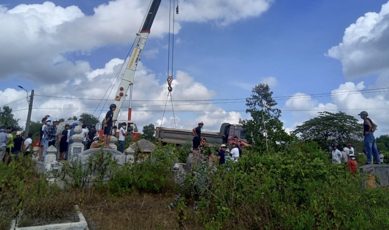 “Lùi xe” vào giờ cấm, tài xế xe ben gây tai nạn khiến 1 thanh niên tử vong -0