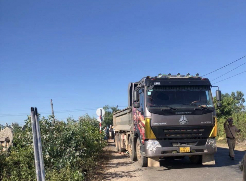 “Lùi xe” vào giờ cấm, tài xế xe ben gây tai nạn khiến 1 thanh niên tử vong -0