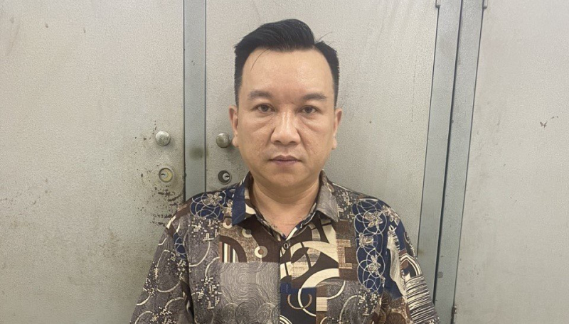 Bắt kẻ trốn truy nã 15 năm khi đang làm nhân viên quán karaoke -0