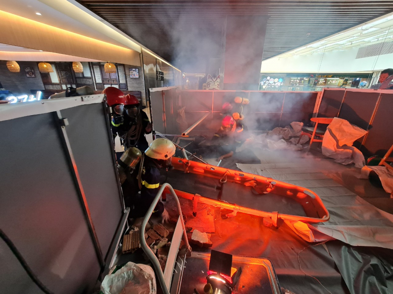 Hơn 6.300 người bị mắc kẹt trong tòa nhà gặp sự cố cháy nổ -0