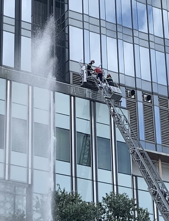 Hơn 6.300 người bị mắc kẹt trong tòa nhà gặp sự cố cháy nổ -0