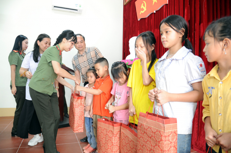 Công đoàn Báo CAND tri ân người có công với cách mạng huyện Vị Xuyên -0