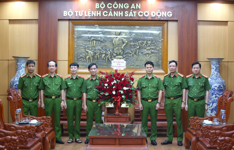 Cảnh sát cơ động tổ chức nhiều hoạt động đền ơn đáp nghĩa, tri ân người có công -0