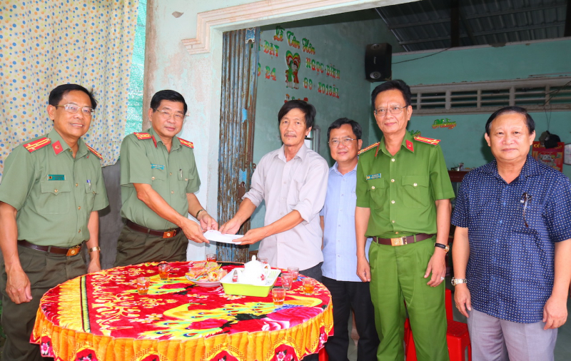 Công an các đơn vị thăm gia đình chính sách, thương binh - liệt sĩ -0